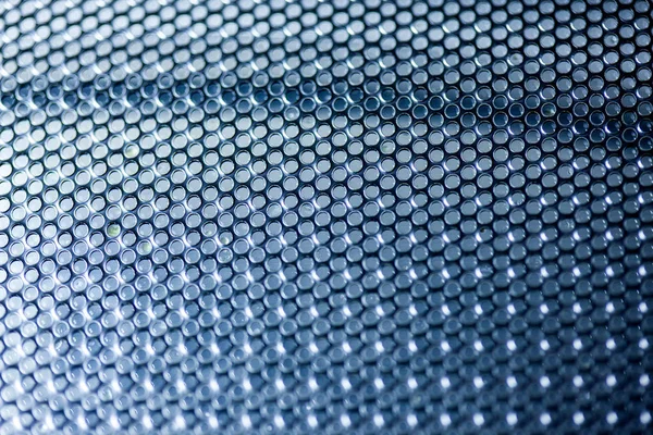 Metallisk mesh på en blå bakgrund. Hela bakgrunden. — Stockfoto