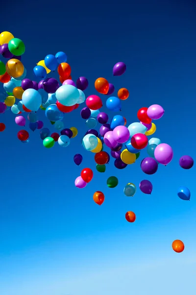 Globos de colores sobre un fondo de cielo azul —  Fotos de Stock