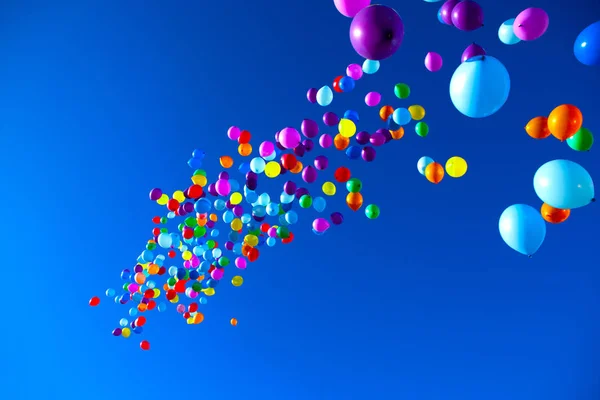 Красочные воздушные шары на голубом фоне неба — стоковое фото