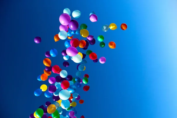 Bunte Luftballons auf blauem Himmel Hintergrund — Stockfoto