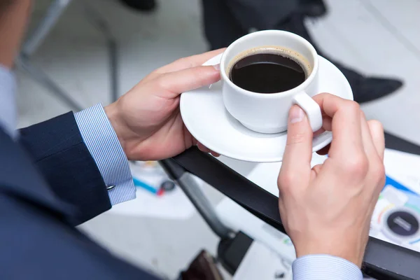 Manos de hombre y taza de café. Concepto de descanso café —  Fotos de Stock