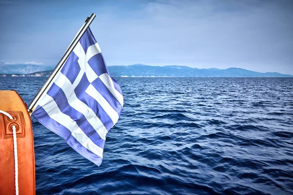 Крупный план греческого флага, размахивающего на корме корабля . — стоковое фото