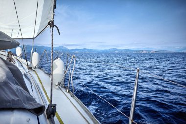 Yunanistan Adriyatik Denizi 'nde yelkenli yatı güverteden görülüyor