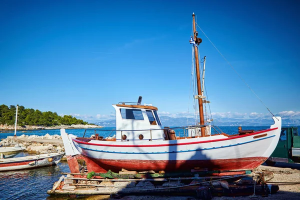 Vieux bateau de pêche près de la jetée . — Photo