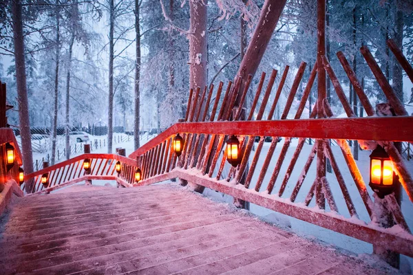 Santa Claus falu Lappföld finn. gyönyörű fa híd lámpákkal — Stock Fotó