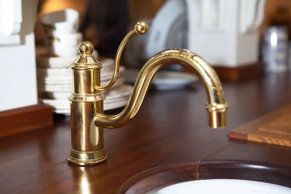 Salle de bain de style rétro, vue détaillée de l'évier en cuivre, du design rétro. Décoration de salle de bain vintage avec robinet — Photo