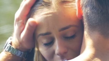 Genç Sevimli kadın erkek arkadaşı tarafından teselli