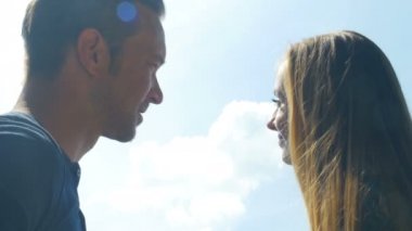 Çift elle kalp şekil verme aşık.