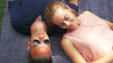 Romantik Çift battaniye parkta yatan aşık portresi