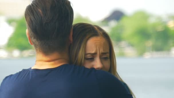 Säga adjö - en man trösta en ledsen kvinna — Stockvideo