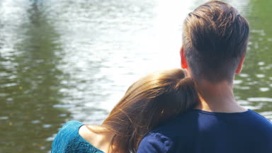 Uyumlu çift - o kafasını omzuna koyar