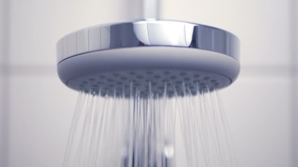 L'eau coule de la pomme de douche moderne en argent — Video