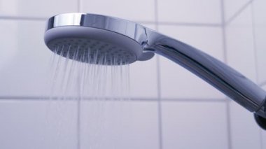 Modern gümüş duş başlığı akan su