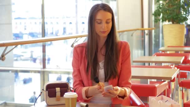 Eine attraktive Geschäftsfrau, die einen Puderpinsel benutzt, um ihr Make-up aufzufrischen und sich im Spiegel zu bewundern — Stockvideo