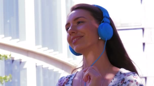 Portret młoda Ładna dziewczyna słuchanie muzyki w słuchawkach — Wideo stockowe