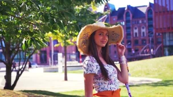 Portrait of a young beautiful woman on a sunny summer day. — Stock Video