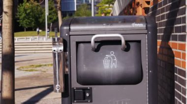 Kadının el çöp genel çöpe atmadan olabilir