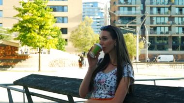 Genç bir kız şehir içinde birini bekledi ve bir kahve içme