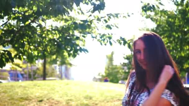 Baile en el día soleado - Una joven linda chica disfrutando del verano — Vídeos de Stock