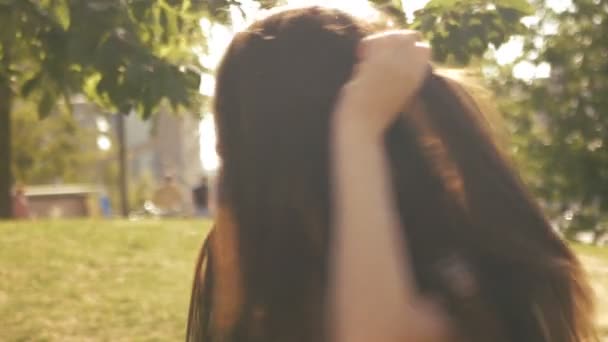 Flygande hår - en romantisk porträtt av en ung drömmande flicka — Stockvideo