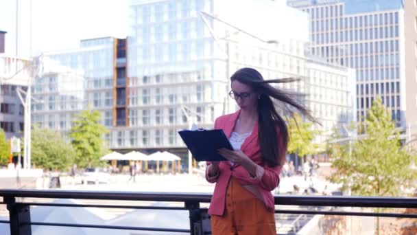 Femme d'affaires vérifie la documentation dans la pause — Video