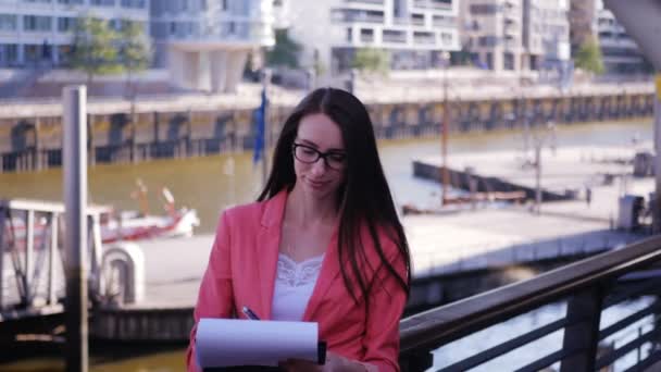 Ділова жінка перевіряє документацію і задоволена — стокове відео
