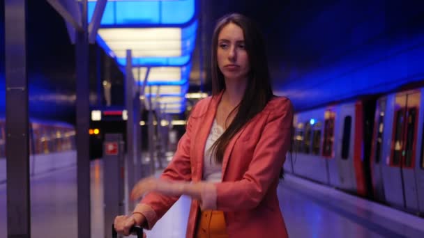 Una moderna mujer de negocios esperando su tren — Vídeos de Stock