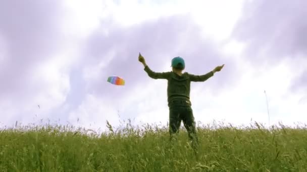 Um menino voando no céu azul com algumas nuvens . — Vídeo de Stock