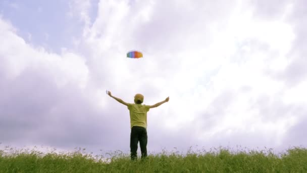 Un bambino che vola nel cielo blu con alcune nuvole . — Video Stock