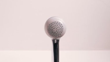 Banyo - Gümüş duş başlığından akan su