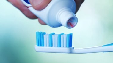 Diş Sağlığı - Bir tüpten bir diş fırçası üzerine renkli çizgiler ile diş macunu sıkma.