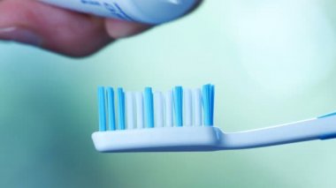 Diş Sağlığı - Bir tüpten bir diş fırçası üzerine beyaz diş macunu sıkma.
