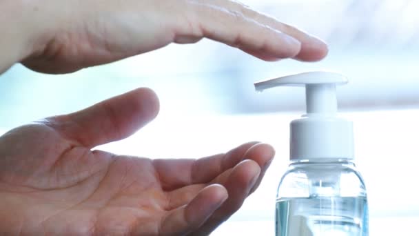 Mannelijke handen duwen de dispenser en squeeze out vloeibare zeep — Stockvideo