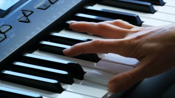 Mani femminili che suonano il pianoforte. Una donna tocca le chiavi con le dita . — Video Stock