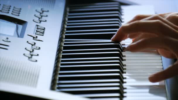Vrouwelijke handen spelen piano. Een vrouw raakt de sleutels met haar vingers. — Stockvideo
