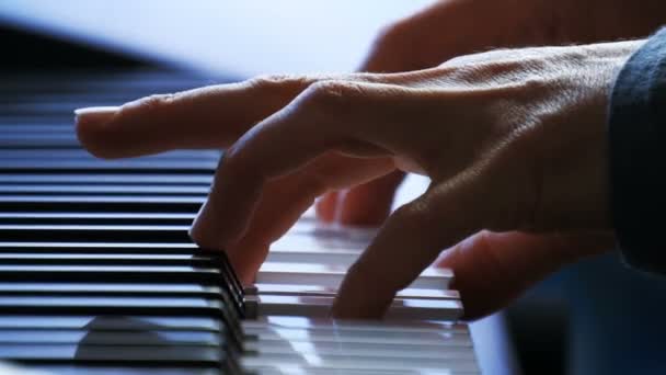 Vrouwelijke handen spelen piano. Een vrouw raakt de sleutels met haar vingers. — Stockvideo