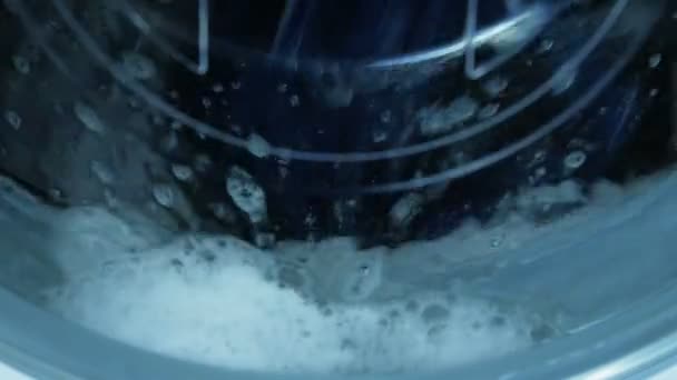 Lavanderia in lavatrice. Schiuma detergente . — Video Stock