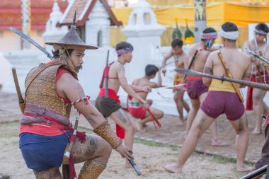 Tay antik savaşçı kılıç mücadele eylem kılıç ve mızrak silah Kuzey Lanna kültür ve sanat ile göstermek 14 Ocak 2017 yılında Lampang Tayland.