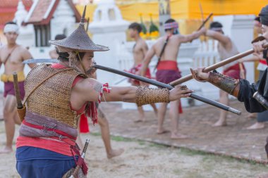 Tay antik savaşçı kılıç mücadele eylem kılıç ve mızrak silah Kuzey Lanna kültür ve sanat ile göstermek 14 Ocak 2017 yılında Lampang Tayland.