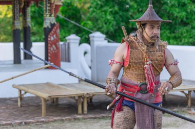 Tay antik savaşçı kılıç mücadele eylem kılıç ve mızrak silah Kuzey Lanna kültür ve sanat ile göstermek 14 Ocak 2017 yılında Lampang Tayland.
