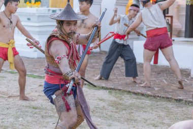Tay antik savaşçı kılıç mücadele eylem kılıç ve mızrak silah Kuzey Lanna kültür ve sanat ile göstermek 14 Ocak 2017 yılında Lampang Tayland.