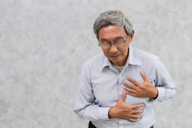 Asyalı yaşlı muzdarip metin için yer ile göğüs ağrısı kalp krizi veya inme.