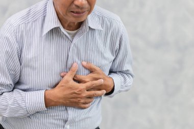 Asyalı yaşlı muzdarip göğüs ağrısı kalp krizi veya inme.