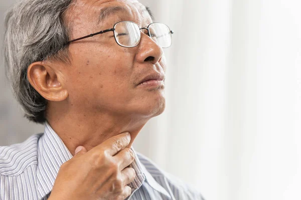 Asiático Anciano Viejo Hombre Dolor Garganta Irritación Tener Una Mano —  Fotos de Stock
