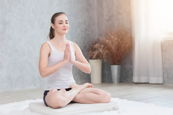 Yoga Meditation Hemma Frisk Kvinna Sitter Koncentration Händerna Ihop Vid — Stockfoto