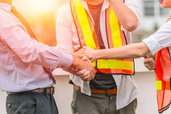 Engenheiro Construtor Trabalho Equipe Handshaking Negócio Projeto Conjunto Com Homem — Fotografia de Stock