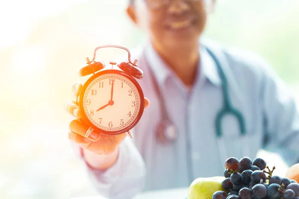 Tijd Het Dieet Van Dokter Met Klok Fruit Goed Gezond — Stockfoto