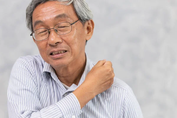 Asiática Ancianos Espalda Cuello Hombro Dolor Usando Mano Masaje Frotar — Foto de Stock