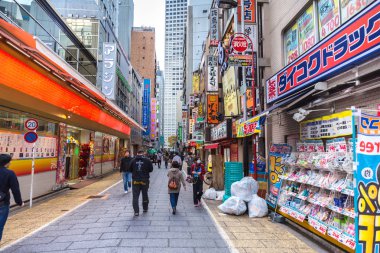 Shinjuku street ana alışveriş konumlar milyon insanlar bir yıl Alışverişkoliğin turist Tokyo için dünya çapında. 25 Kasım 2017., Nishishinjuku, Tokyo, Japonya.