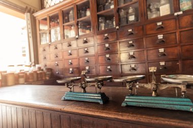 Geleneksel Asya eski ot dükkanı veya bitkisel eczane önü